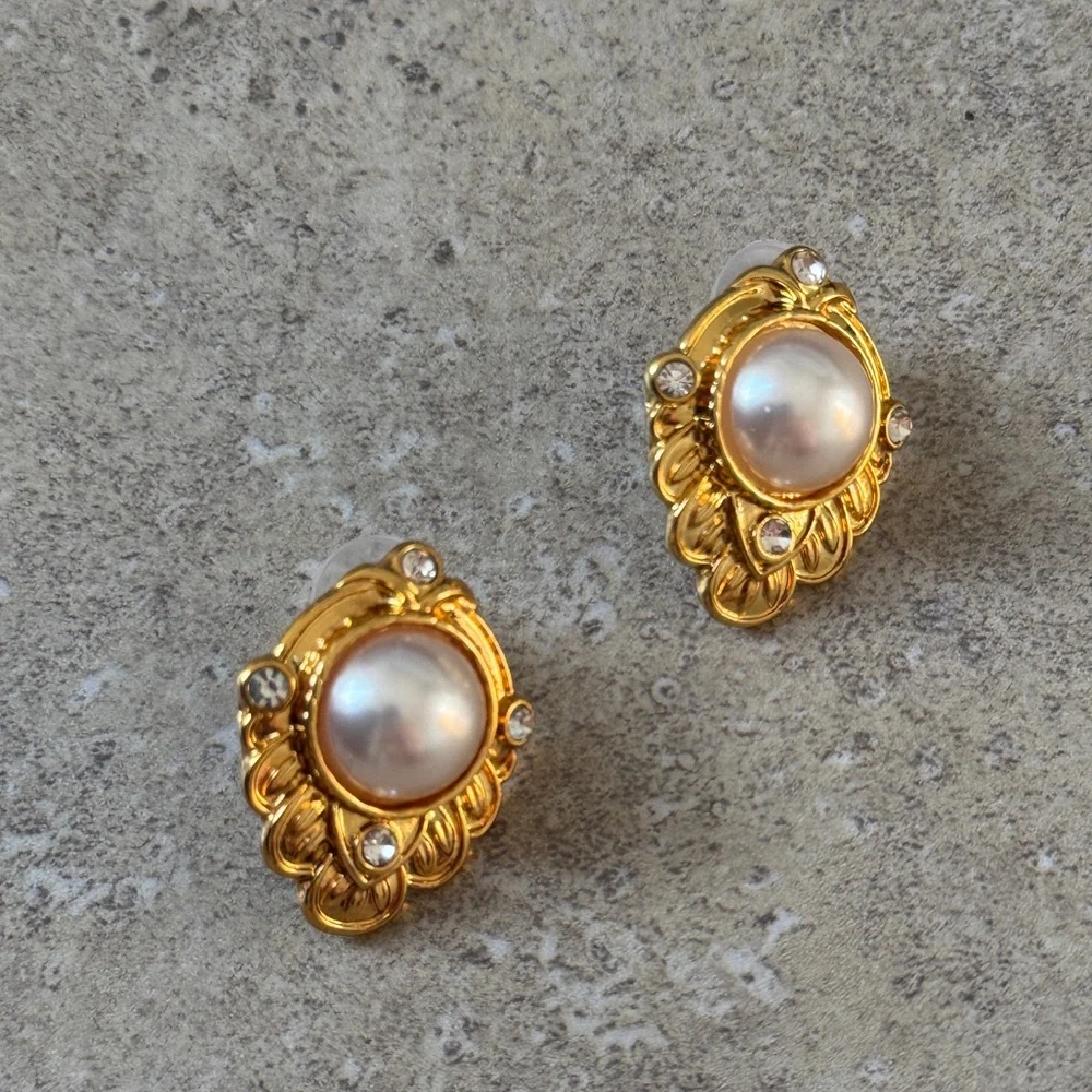๐4/$30 NEW Elegant Gold and Pearl Earrings - Picture 3 of 3
